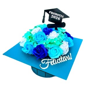 Aranjament floral absolvire 2026, in cutie tip toca, cu flori de sapun, 26x26x13cm, Bleu