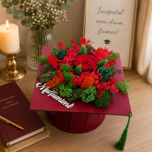 Aranjament floral absolvire 2026 in forma de toca rosie Graduate cu trandafiri criogenati, hortensii si licheni conservati - Img 4