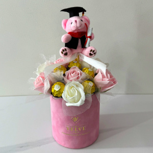 Aranjament floral pentru absolvire, in cutie rotunda cu trandafiri si praline Ferrero Rocher, roz