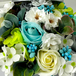 Aranjament floral Graduate in cutie argintie rotunda cu trandafiri din sapun si plante artizanale, alb