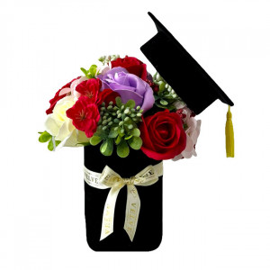 Aranjament floral absolvire, in cutie rotunda cu trandafiri si plante artificiale, rosu