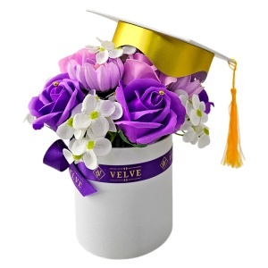 Aranjament floral absolvire Lavender Pink cu trandafiri de sapun, in cutie rotunda