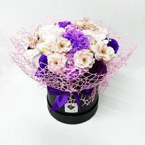 Aranjament floral Ametist cu flori de sapun, in cutie rotunda neagra, accesorizata cu funda si plasa sizal