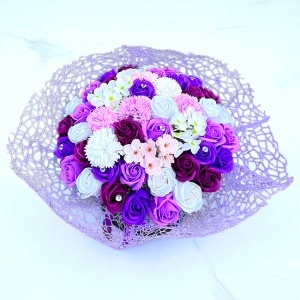 Aranjament floral Ametist, flori de sapun, in cutie rotunda neagra ⌀ 20cm, accesorizata cu funda si plasa sizal, mov-crem-alb - Img 5