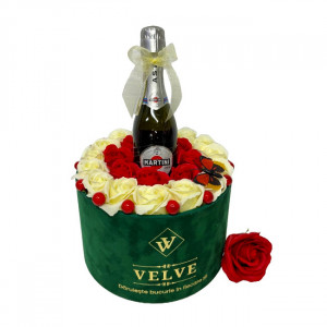 Aranjament floral Asti, in cutie rotunda catifea verde, vin spumant Martini 200ml, trandafiri sapun crem/rosu, perle decorative