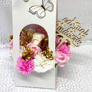 Aranjament floral Butterfly, cu trandafiri si garoafe din sapun, plante decorative, cu topper " Cea mai buna sora", in cos deosebit cu toarte, Alb