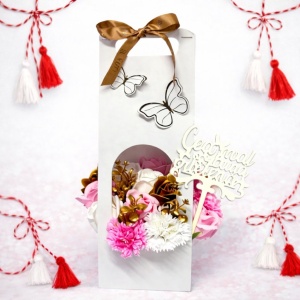 Aranjament floral Butterfly, cu trandafiri si garoafe din sapun, plante decorative, cu topper " Cea mai buna prietena ", in cos deosebit cu toarte, Alb - Img 3