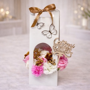 Aranjament floral Butterfly, cu trandafiri si garoafe din sapun, plante decorative, cu topper " Cea mai buna matusa ", in cos deosebit cu toarte, Alb
