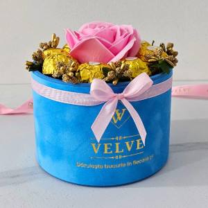 Aranjament floral Chocolate Rose cu un trandafir de sapun, stamine aurii si opt praline Ferrero Rocher, in cutie de catifea
