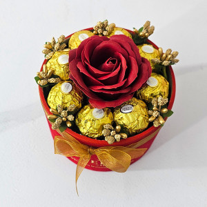 Aranjament floral Chocolate Rose cu un trandafir de sapun, stamine aurii si opt praline Ferrero Rocher, in cutie rosie cu catifea, Rosu grena 1