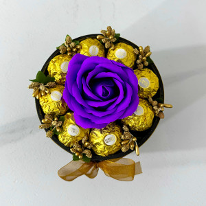 Aranjament floral Chocolate Rose cu un trandafir de sapun, stamine aurii si opt praline Ferrero Rocher, in cutie neagra cu catifea, Albastru indigo 2