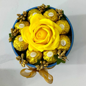 Aranjament floral Chocolate Rose cu un trandafir de sapun, stamine aurii si opt praline Ferrero Rocher, in cutie albastra cu catifea, Galben 1