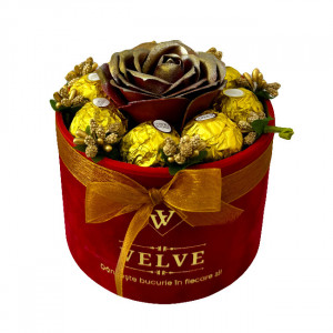 Aranjament floral Chocolate Rose cu un trandafir de sapun, stamine aurii si 8 praline Ferrero Rocher, in cutie rosie cu catifea, Burgundy/Auriu - Img 6