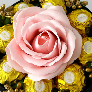 Aranjament floral Chocolate Rose cu un trandafir de sapun, stamine aurii si opt praline Ferrero Rocher, in cutie neagra cu catifea, Roz 3