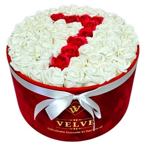 Aranjament floral cifra cu 55 trandafiri de sapun in cutie rotunda catifea rosie, cifra 7