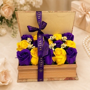 Aranjament floral cu 15 trandafiri de sapun in cutie tip carte, Mov-Galben - Img 3
