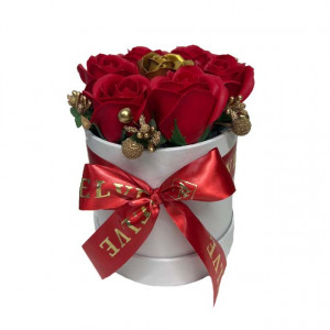 Aranjament floral cu sapte trandafiri din sapun si accesorii, in cutie rotunda alba