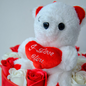 Aranjament floral cu trandafiri de sapun rosu - alb si ursulet cu mesaj de dragoste, in cutie rosie