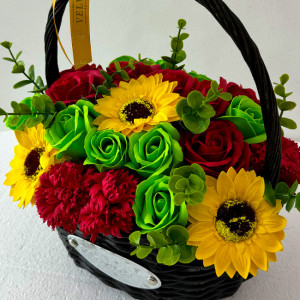 Aranjament floral cu trandafiri de sapun si alte accesorii in cosulet impletit, galben-rosu- verde - Img 5