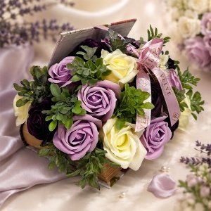 Aranjament floral cu trandafiri de sapun si plante decorative, in cutie tip carte, Mov- Crem - Img 3