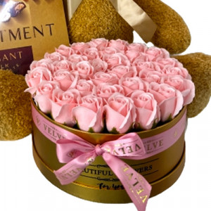 Aranjament floral cu ursulet de plus Crem 60cm, 33 trandafiri sapun in cutie rotunda aurie, praline Roshen 145gr, Roz - Img 6