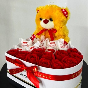 Cutie aniversara in forma de inima, cu trandafiri rosii din sapun, Praline Raffaello 90gr si ursulet orange detaliu
