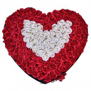 Aranjament floral cutie in forma de inima cu 101 trandafiri de sapun, Rosu cu centru Alb