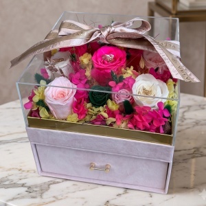 Aranjament floral de lux cu 11 trandafiri criogenati, cutie patrata din catifea roz pudrat cu sertar si capac din plexiglas - Img 5