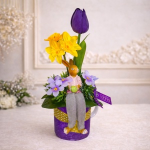 Aranjament floral de Paste Purple Bunny cu iepuras decorativ in cana ceramica