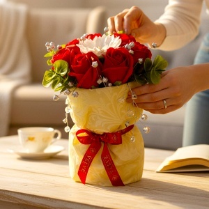 Aranjament floral din săpun cu trandafiri și floare tip margaretă – cadou elegant cu accente argintii - Img 4