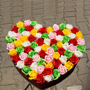 Aranjament floral Dye, in cutie inima rosie, cu 75 trandafiri din sapun