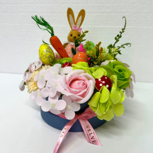 Aranjament floral Easter, decoratiune iepure, 3 oua decorative, trandafiri,  garoafe si hortensii din sapun, plante verzi artificiale, in cutie rotunda 