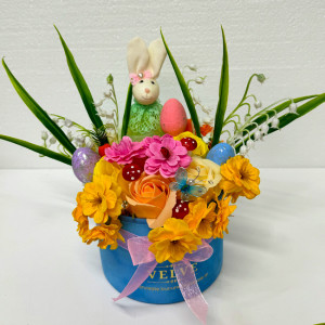 Aranjament floral Easter, decoratiune iepure, 3 oua decorative, trandafiri, maci, garoafe si flori cires din sapun, lacramioare artificiale, in cutie catifea rotunda albastra