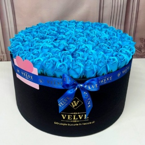 Aranjament floral 101 trandafiri de sapun, in cutie cadou cu felicitare personalizata, Albastru diametru 42cm 1