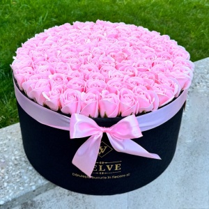 Aranjament floral 101 trandafiri de sapun, in cutie cadou cu felicitare personalizata, culoare roz , diametru 42cm