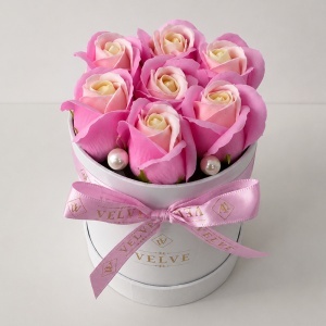 Aranjament floral Glamour Double Color cu 7 trandafiri de sapun bicolor, in cutie rotunda, 16x11 cm, Roz-Alb - Img 2