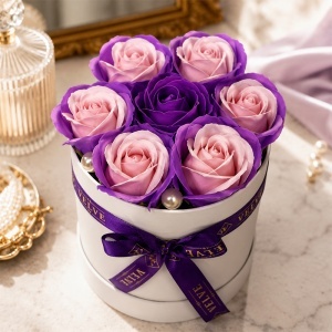 Aranjament floral Glamour Double Color cu 7 trandafiri de sapun bicolor, in cutie rotunda, 16x11 cm, Mov-Roz pal - Img 3