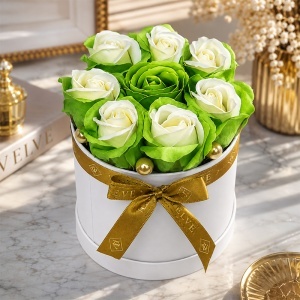 Aranjament floral Glamour Double Color cu 7 trandafiri de sapun bicolor, in cutie rotunda, 16x11 cm, Verde-Alb - Img 2