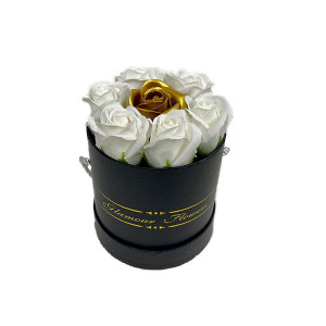 Aranjament floral Glamour Flower cutie rotunda neagra cu 7 trandafiri sapun Alb