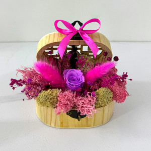 Aranjament floral Goodliness in punga cadou, cu trandafir criogenat, lagurus, licheni stabilizati si broom, in cufar semirotund, cu funda, Fucsia 2