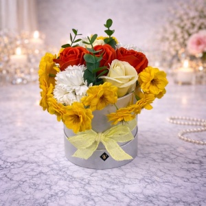 Aranjament floral in cutie alba rotunda cu trandafiri din sapun si alte accesorii, galben - alb - rosu