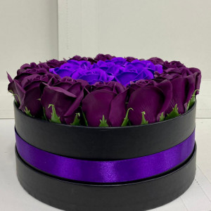 Aranjament floral in doua culori, cutie rotunda cu 21 trandafiri sapun, mov