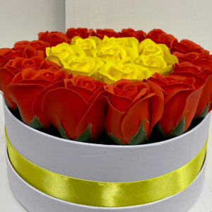 Aranjament floral in doua culori, cutie rotunda cu 23 trandafiri sapun, orange-galben