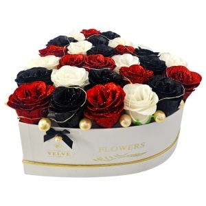 Aranjament floral in forma de inima cu 27 trandafiri decorativi cu efect glitter, cu LED, in cutie premium