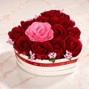Aranjament floral in forma de inima Velvet Heart cu 15 trandafiri de sapun si accent cu sclipici, Rosu - Roz - Img 4
