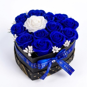 Aranjament floral in forma de inima Velvet Heart cu 15 trandafiri de sapun si accent cu sclipici, Albastru - Alb