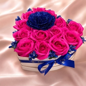 Aranjament floral in forma de inima Velvet Heart cu 15 trandafiri de sapun si accent cu sclipici, Fucsia - Albastru - Img 5