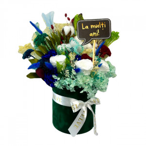 Aranjament floral Infinity, in cutie rotunda de catifea cu flori naturale criogenate, plante uscate conservate si pancarta cu textul "La multi ani!", 43 cm