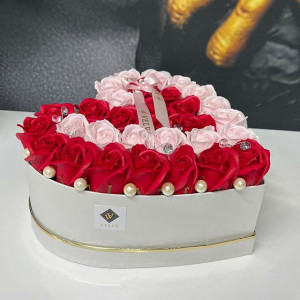 Aranjament floral Isaria din trandafiri de sapun, in doua nuante, rosu-roz
