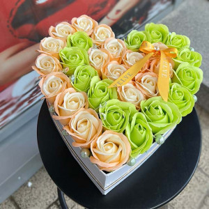 Aranjament floral Isaria din trandafiri de sapun, in doua nuante, verde-oranje